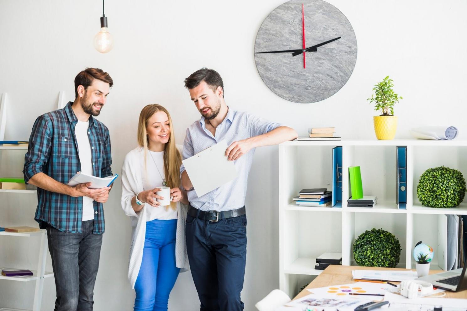 Teilnehmer bei der Analyse von Marktdaten und Wettbewerbsstrategien