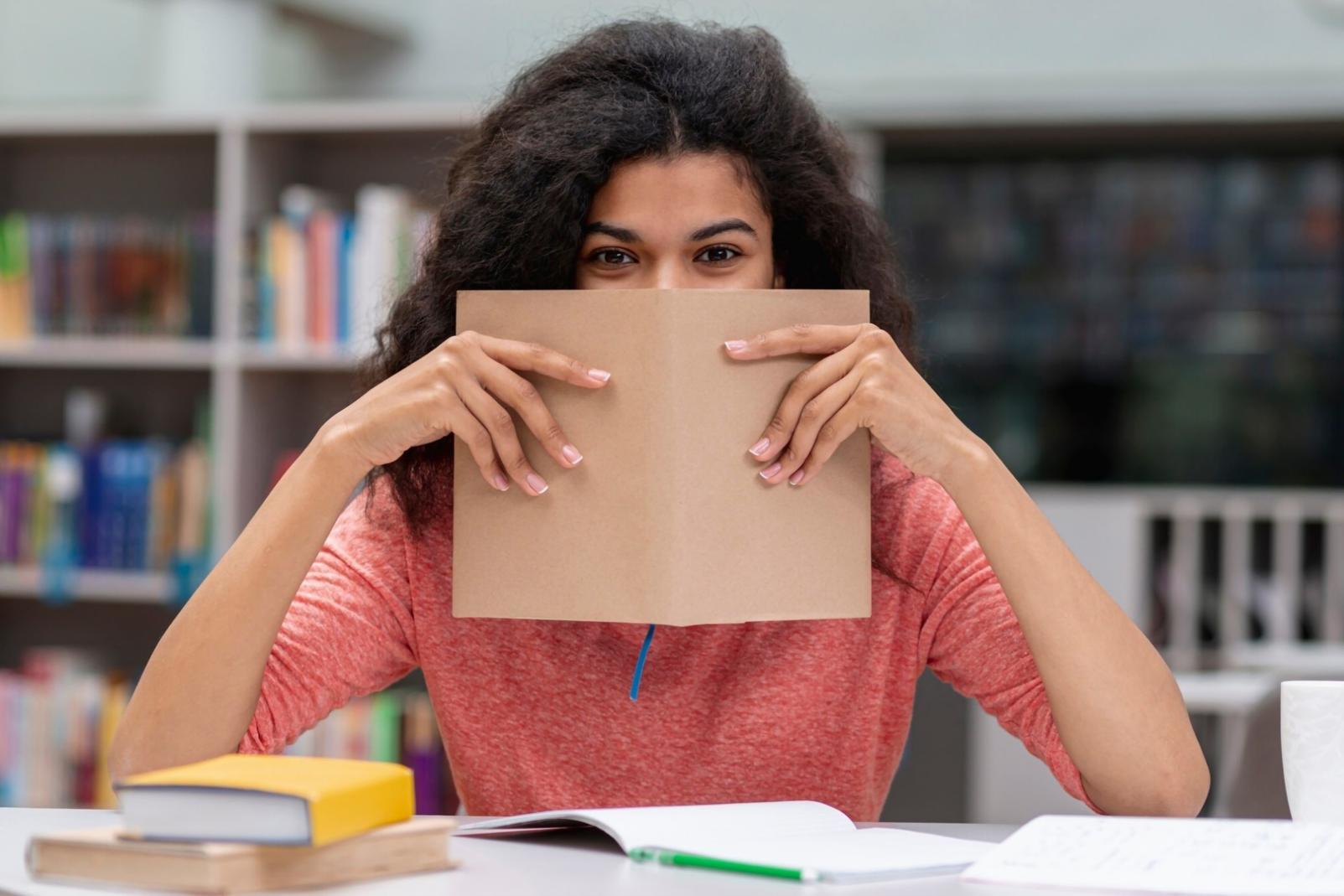 Teilnehmer bei einer intensiven Diskussion über Wettbewerbsstrategien